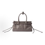 PRADA普拉达 Bonnie 涂珐琅三⻆形⾦属徽标 ⼿提包 迷你 ⼥款